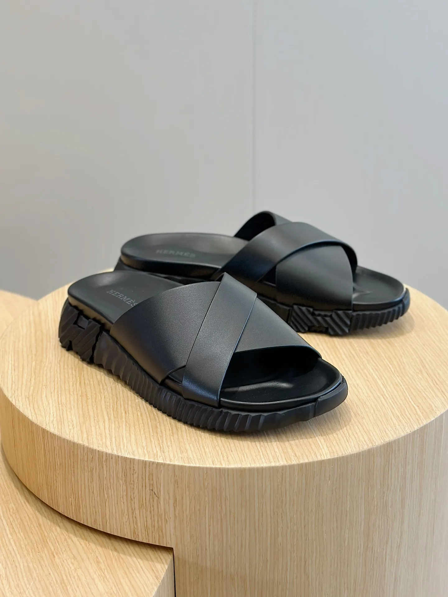 Factory price: 360💰Hermès [HERMÈS] Top Herme*H Home Hermès Men's Sandals and Slippers-Original Reproduction. Purchase the original version and make it one to one. The outsole is privately molded. The color of the outsole corresponding to each color is the same as the original version. Come to those who know the stuff 💪 The ultra-light soles are designed in contrasting colors, and they feel so comfortable on your feet! Calfskin, cowhide feet, private model outsole. Size: 39-44 (customized at 38.45)